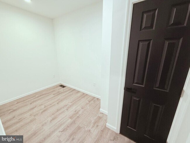 Building Photo - 2142 Penrose Ave