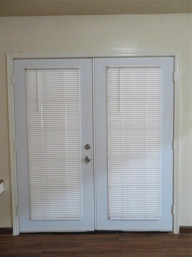 Building Photo - 1006 Avenue L