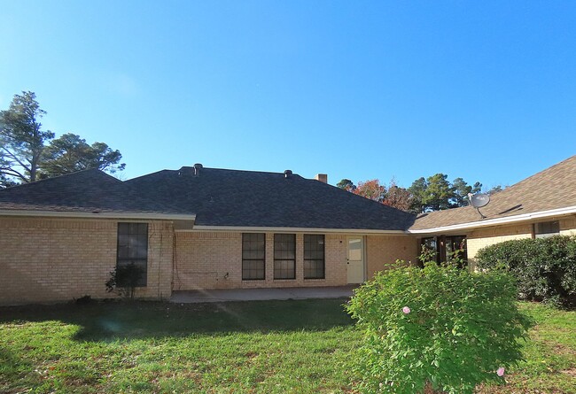 Building Photo - South Tyler - Beautiful 3 Bedroom, 2 Bath ...