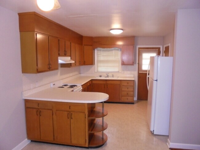 Building Photo - Cozy one level apartment with hardwood floors