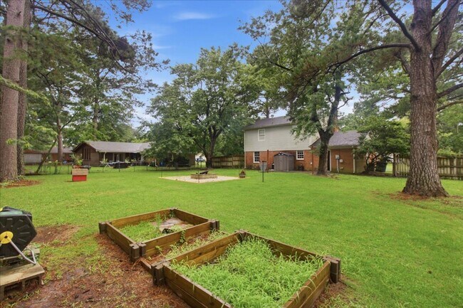 Building Photo - 208 Greenbriar Dr