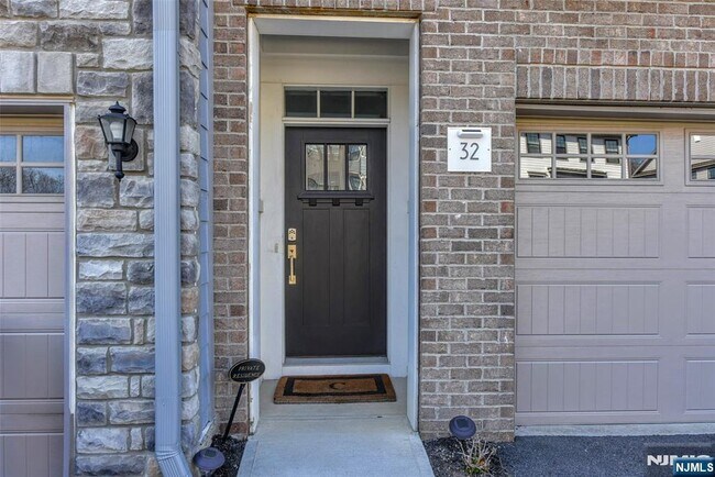 Building Photo - 32 Cinnamon Dr