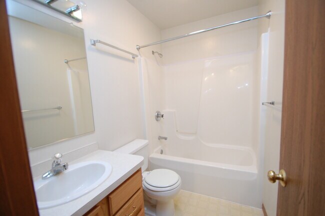 Building Photo - 132 Watertower Ct