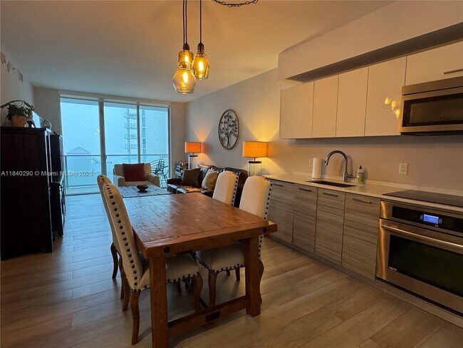 Building Photo - 1300 Brickell Bay Dr