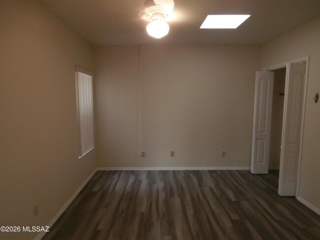 Building Photo - 870 W Calle de Emilia