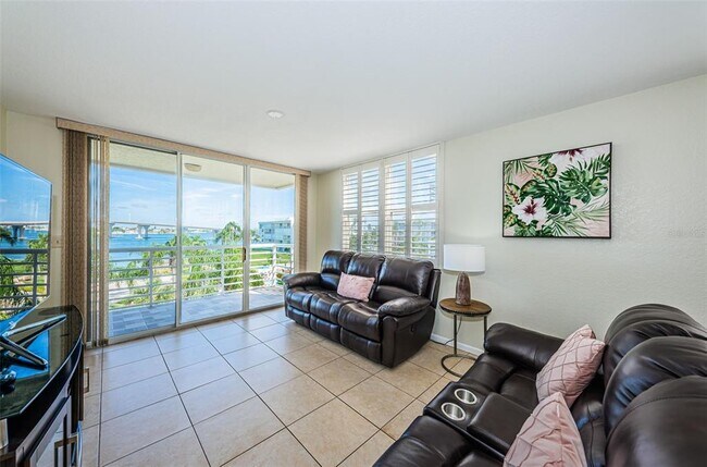 Building Photo - 6081 Bahia Del Mar Cir N