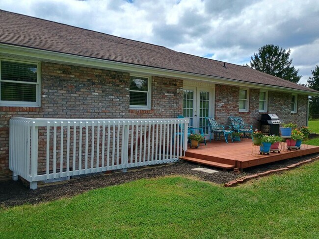 Building Photo - 4 Bed/2 Bath Brick Home - Church Hill TN