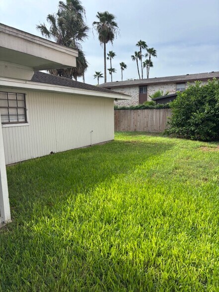 Building Photo - 619 W Iris Ave