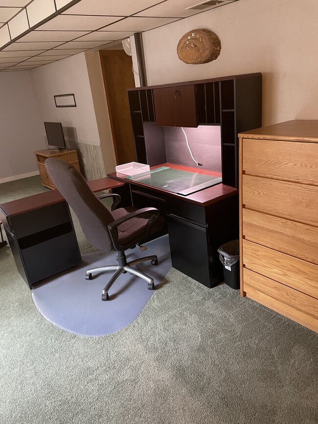 Desk with Credenza - 3923 Hardt Dr