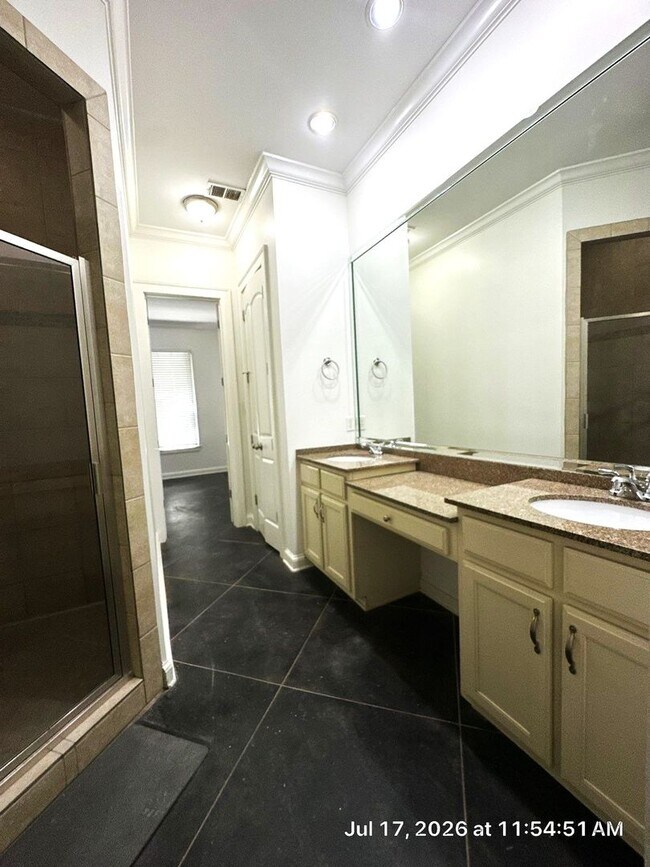 Building Photo - Charming 4 Bedroom Townhouse with 2 Large Suites
