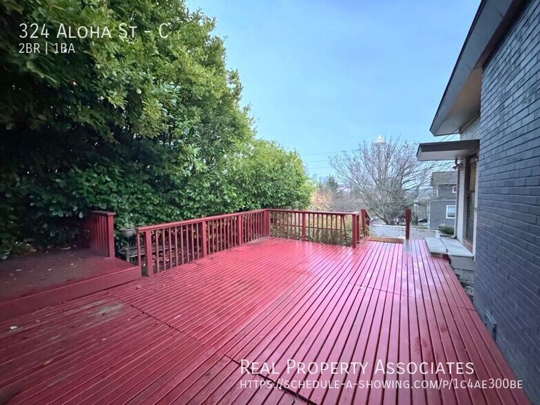 Building Photo - 324 Aloha St