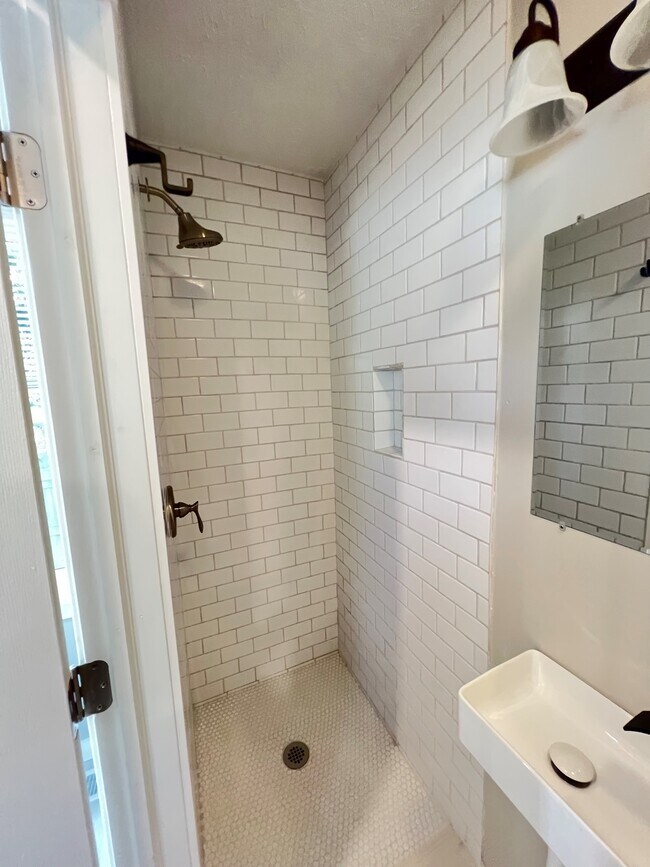 Building Photo - 216 E 49th St