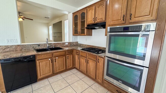 Building Photo - Spacious 3-Bed + Loft & Den | Granite Coun...