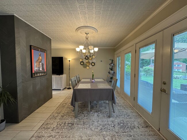 Building Photo - Gorgeous 3 Bed 1.5 Bath Single-Family Home...