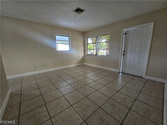 Building Photo - 423 Morgan Cir S