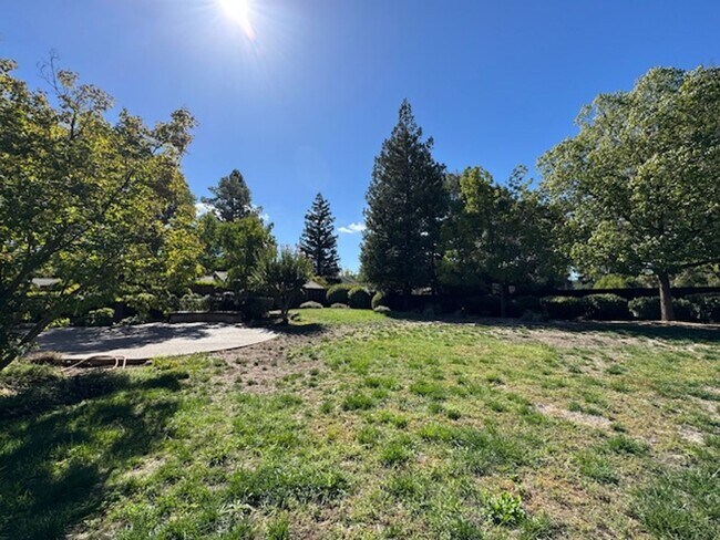 Building Photo - Gorgeous 5 bedroom + office, 4.5 bath Alam...