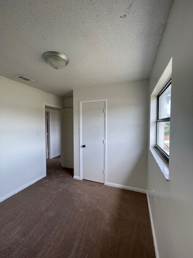 Building Photo - 4 Bed 1 Bath Home | Pet Friendly | Washer Dryer Hook Ups | Section 8 Welcome