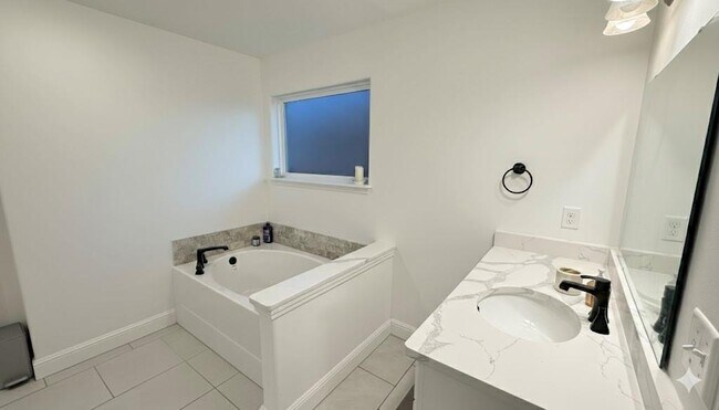 Building Photo - 5909 NW Hoover St