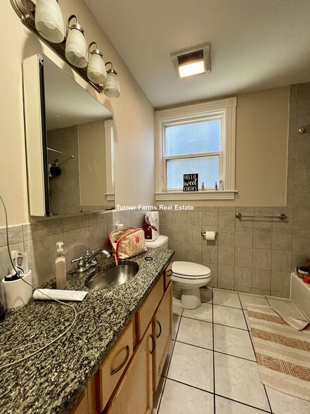 Building Photo - 122 Calumet St