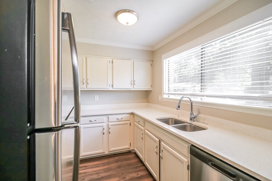 Building Photo - 9346 Woodknoll Way