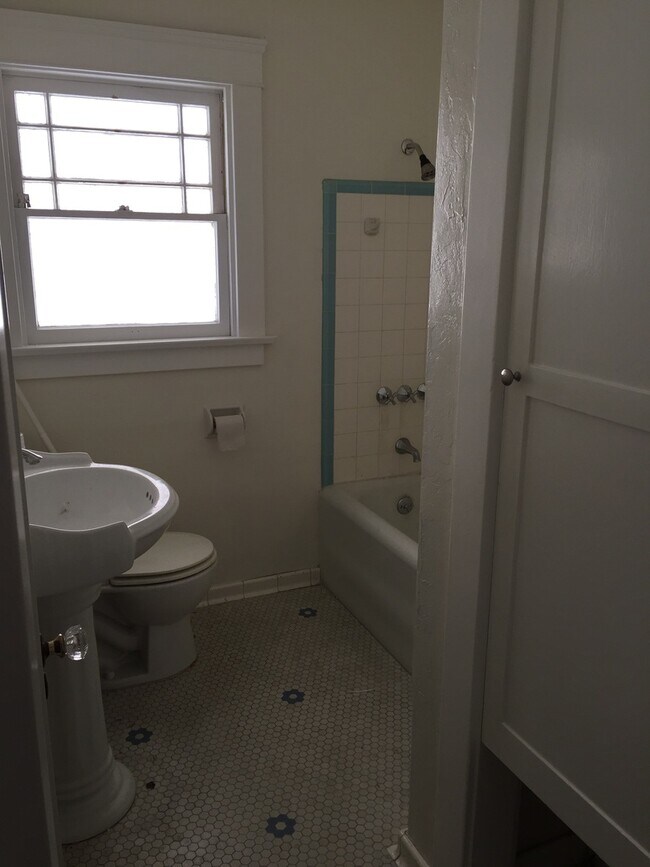 Building Photo - Hillcrest/North Park 3BR/1BR (or 2Br+Offic...