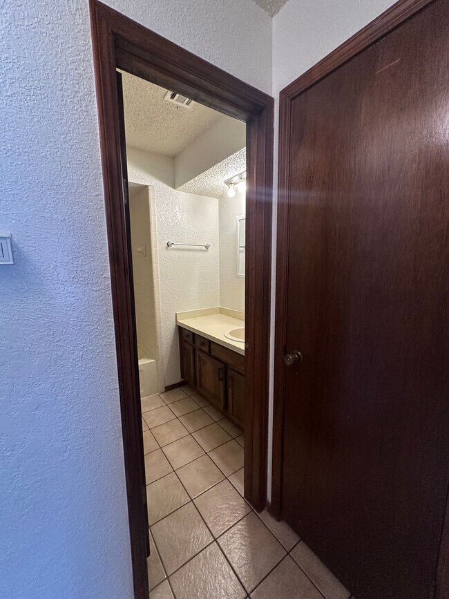 Building Photo - 2 Bedroom 1.5 Bath