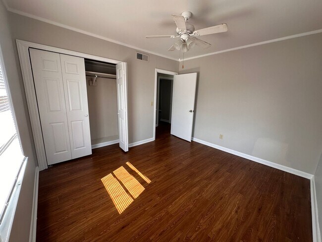 Building Photo - 904 Vann St