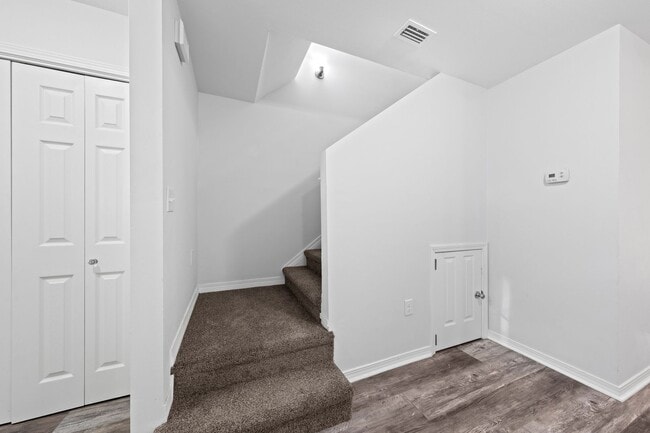 Building Photo - Beautifully Updated Townhouse