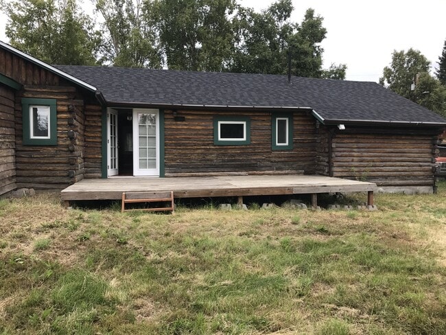 Building Photo - Log Home for Rent in North Pole!