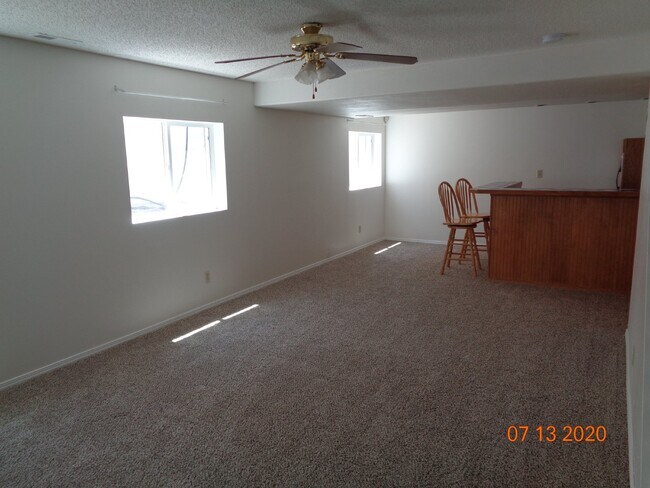 Building Photo - Great location close to shopping, gyms and entertainment.