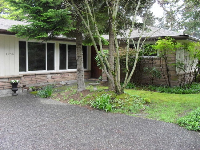 Primary Photo - Beautifully Refinished 4BR 2BA Home on Lar...