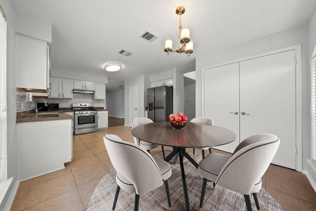 Building Photo - 10410 Cayuse Cove