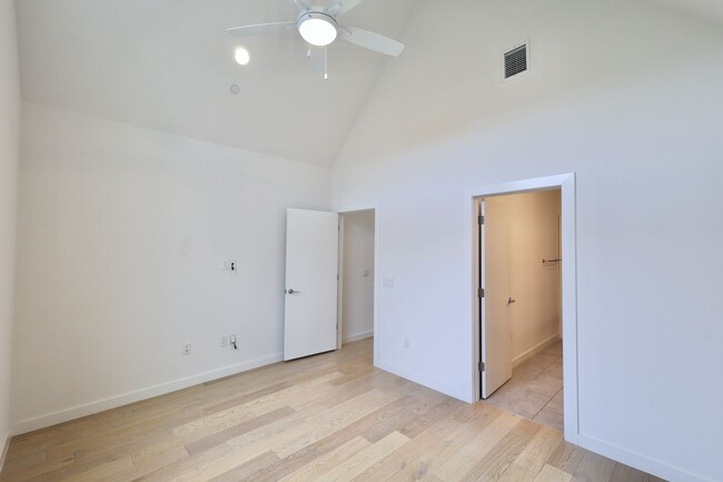 Building Photo - Gorgeous 2 Story Townhome in the Heart of ...