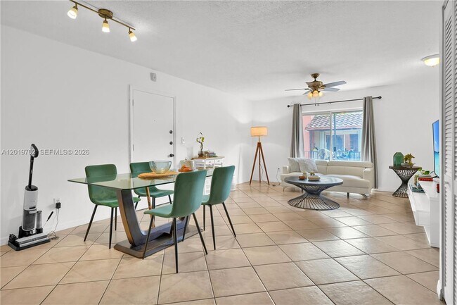 Building Photo - 10786 N Kendall Dr