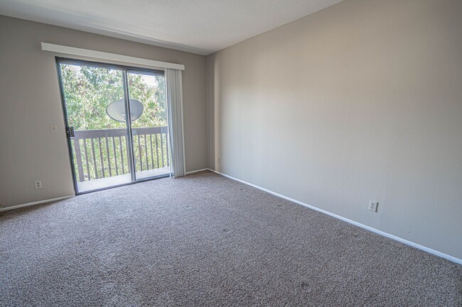 Building Photo - 1 Bedroom Condo for Rent in Canyon Country!