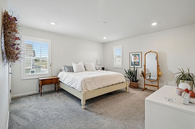 Building Photo - Spacious 3BR/3BA Townhome-Available NOW!