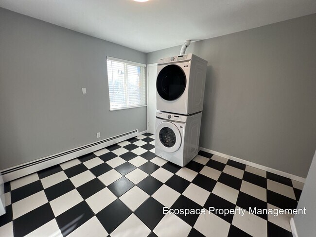 Building Photo - Bright & Beautiful 2-bedroom 1 Bath Across...