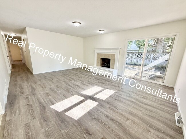 Building Photo - 3 bed 2.5 bath Private Oasis
