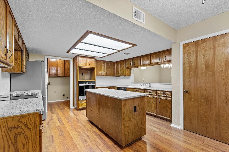 Building Photo - 8606 Mesa Dr