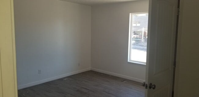 Building Photo - Spacious home