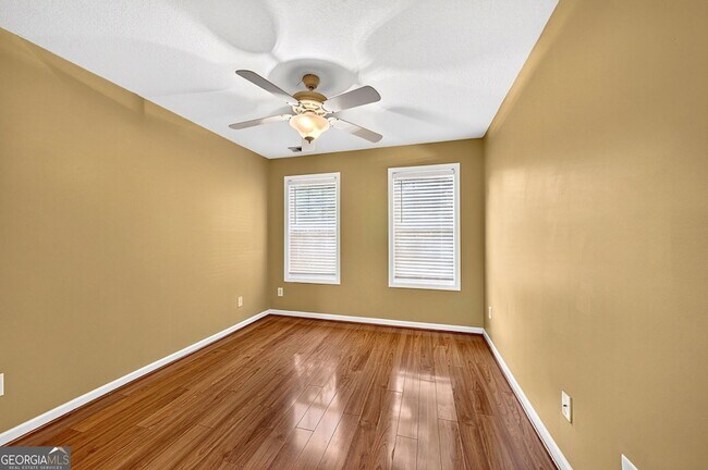 Building Photo - 744 W Vincent Dr
