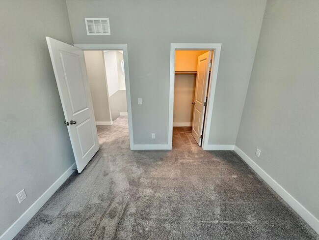 Building Photo - STUNNING 2 STORY HOME 3 BEDROOM/2.5 BATHROOM
