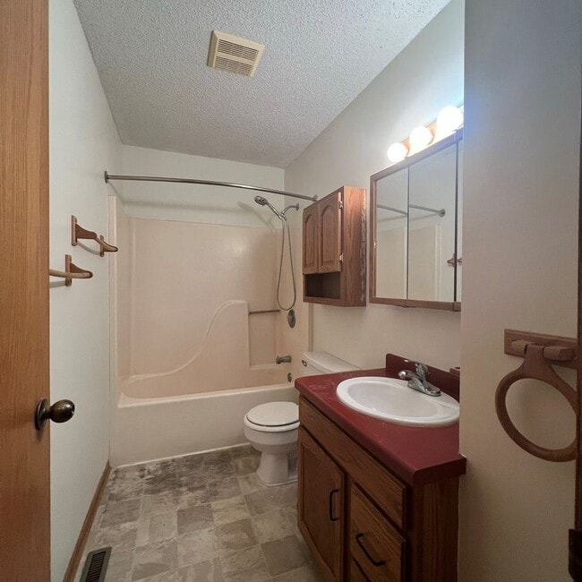 Building Photo - NE Rochester MN 4 Bedroom 2 Full Bathrooms...