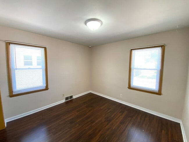 Building Photo - 2 Bedroom, 1 Bath Home for Rent in West Pe...
