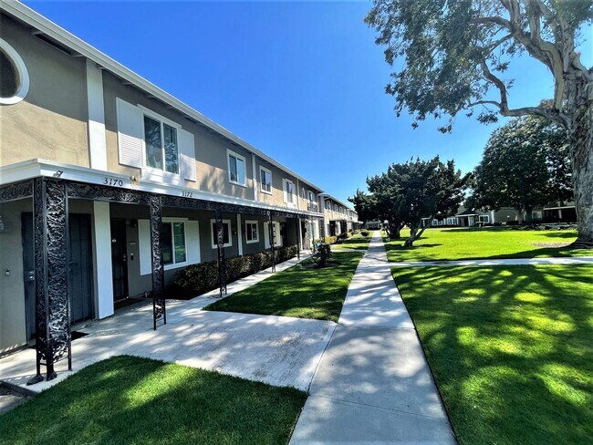 Building Photo - COSTA MESA 4BR/3BA TOWNHOME READY FOR MID-JULY OCCUPANCY