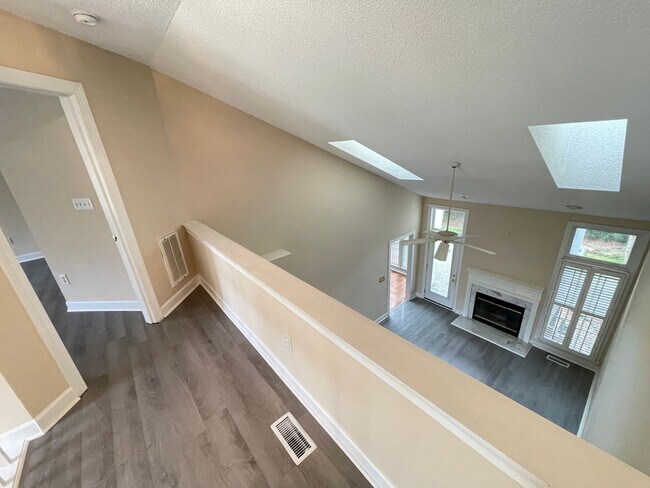 Building Photo - Light & Airy Townhome in Downing Creek, wo...