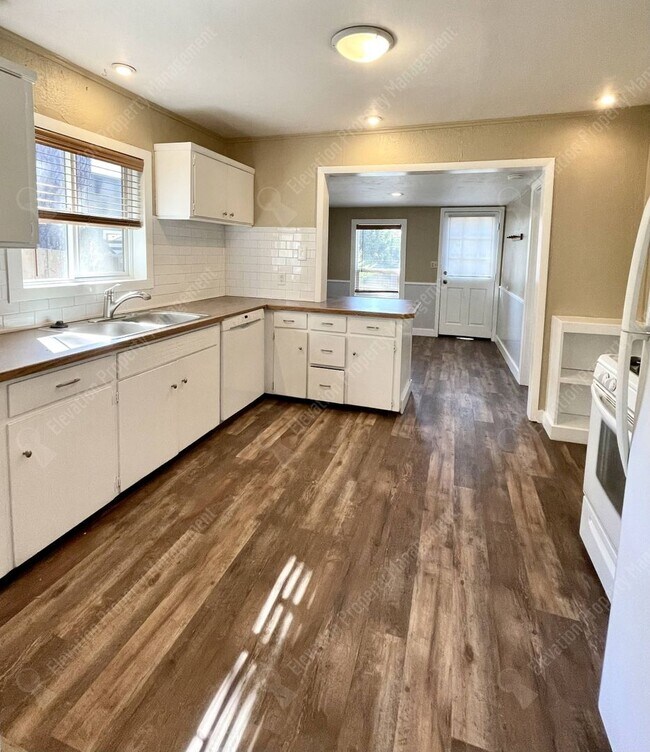 Building Photo - Super charming 2 BR cottage on the westside of Bend!