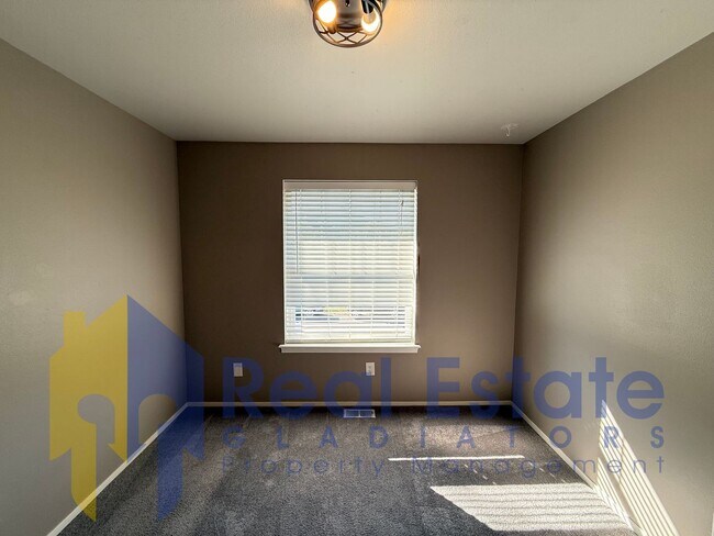Building Photo - 15817 Lakeview Ave SE