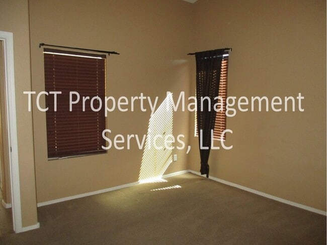 Building Photo - Beautiful Home in Shamrock Estates!