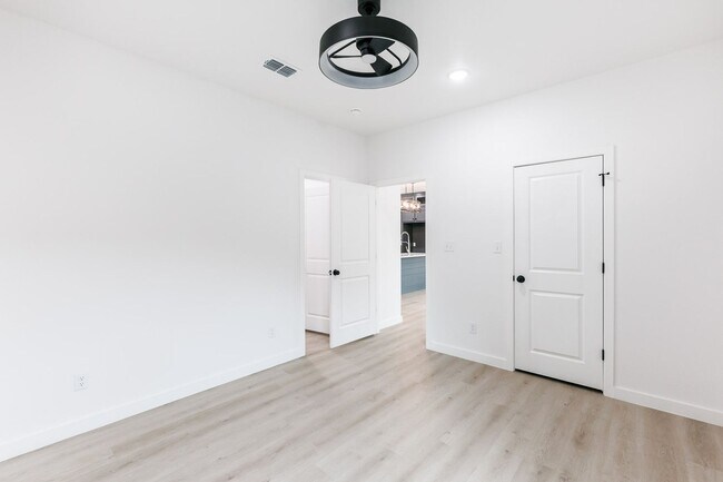 Building Photo - 1704 Elkhart Ave